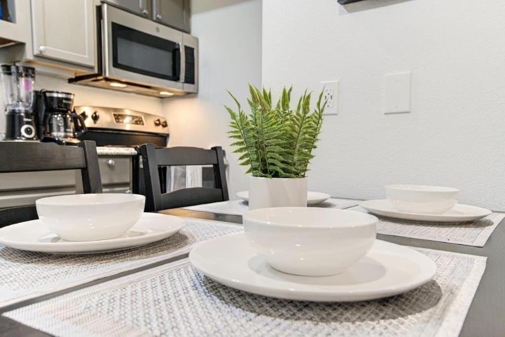 Lux Suite /King Bed /Free Parking/Pool/First Floor Houston Buitenkant foto