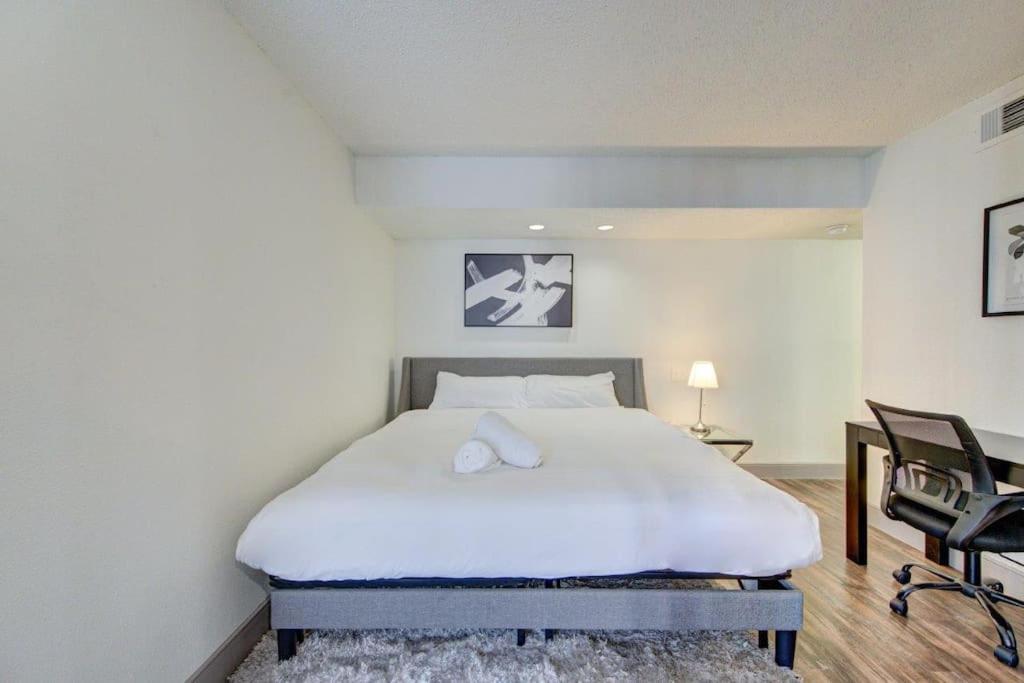Lux Suite /King Bed /Free Parking/Pool/First Floor Houston Buitenkant foto