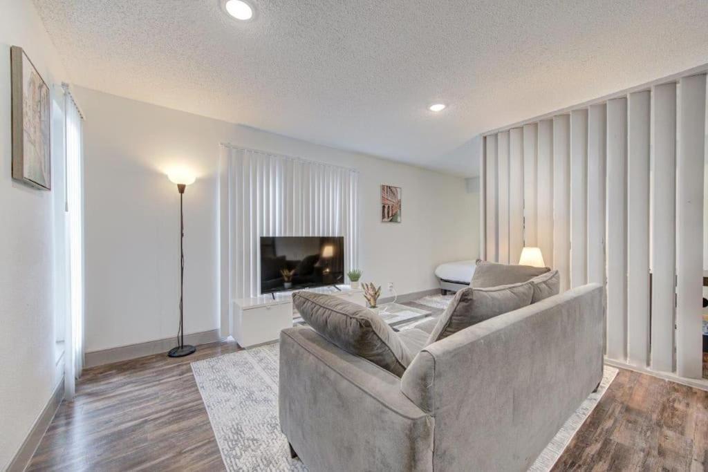 Lux Suite /King Bed /Free Parking/Pool/First Floor Houston Buitenkant foto