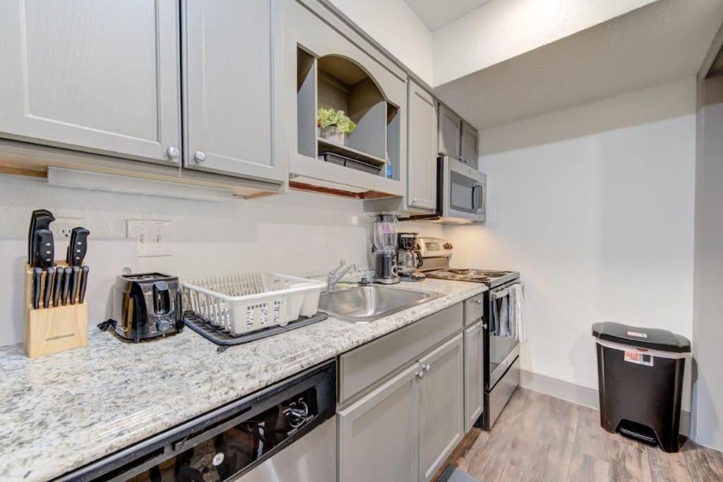 Lux Suite /King Bed /Free Parking/Pool/First Floor Houston Buitenkant foto