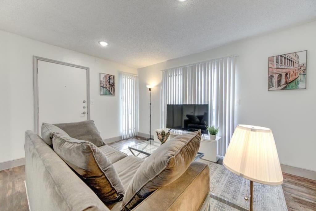 Lux Suite /King Bed /Free Parking/Pool/First Floor Houston Buitenkant foto
