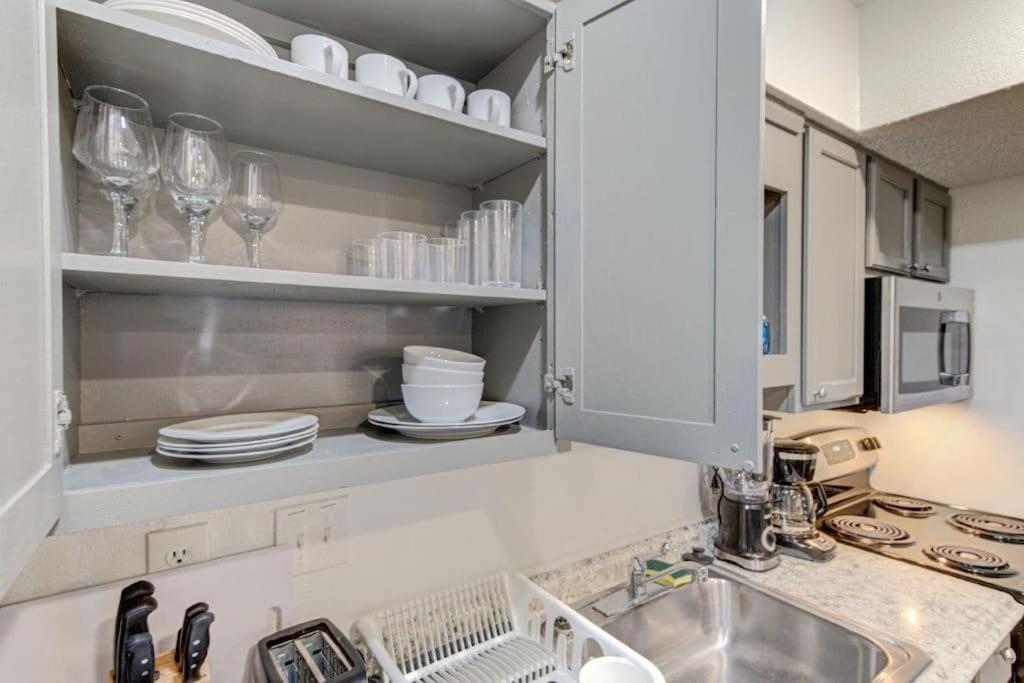 Lux Suite /King Bed /Free Parking/Pool/First Floor Houston Buitenkant foto