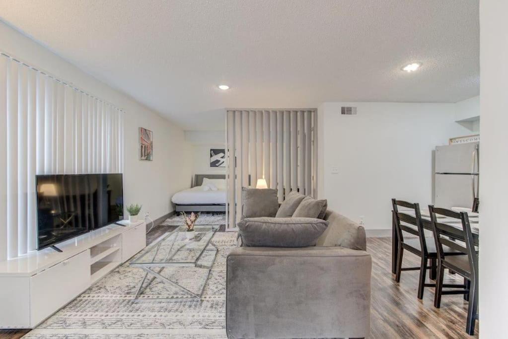 Lux Suite /King Bed /Free Parking/Pool/First Floor Houston Buitenkant foto
