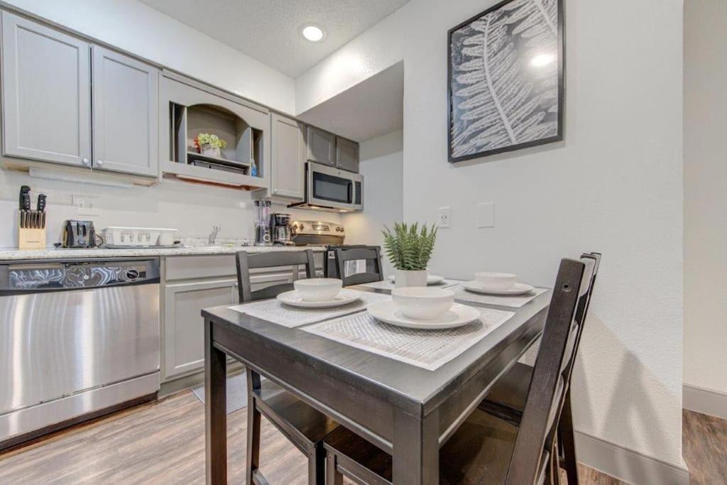 Lux Suite /King Bed /Free Parking/Pool/First Floor Houston Buitenkant foto