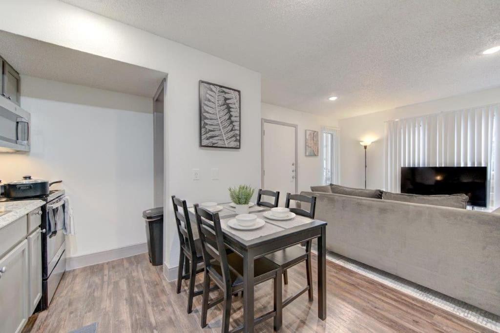 Lux Suite /King Bed /Free Parking/Pool/First Floor Houston Buitenkant foto