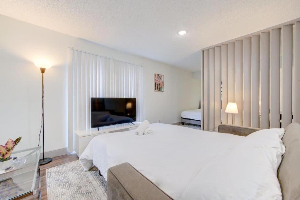 Lux Suite /King Bed /Free Parking/Pool/First Floor Houston Buitenkant foto