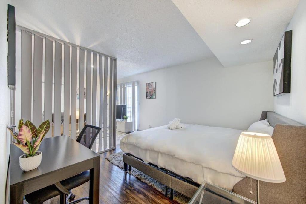 Lux Suite /King Bed /Free Parking/Pool/First Floor Houston Buitenkant foto