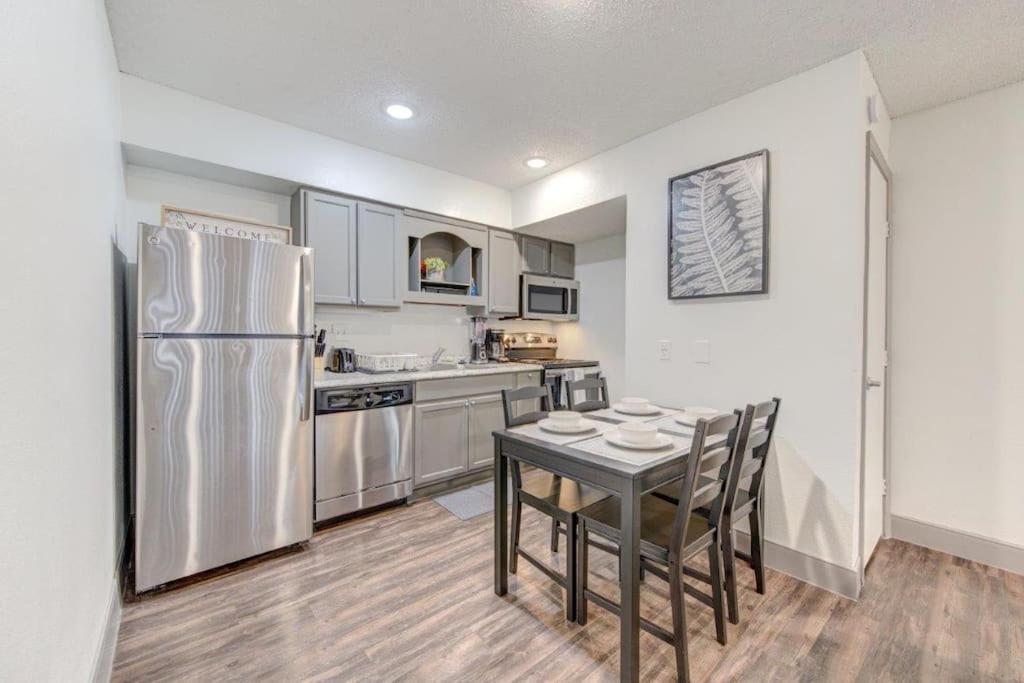 Lux Suite /King Bed /Free Parking/Pool/First Floor Houston Buitenkant foto