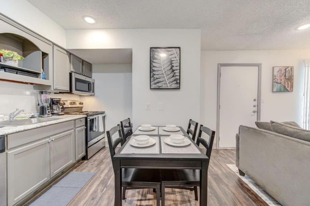 Lux Suite /King Bed /Free Parking/Pool/First Floor Houston Buitenkant foto
