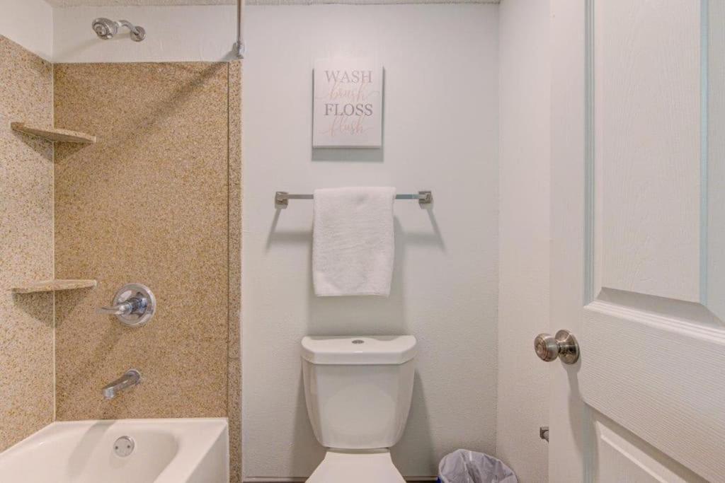 Lux Suite /King Bed /Free Parking/Pool/First Floor Houston Buitenkant foto