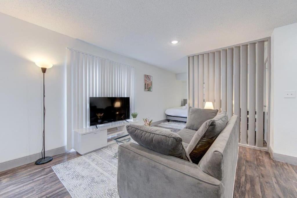 Lux Suite /King Bed /Free Parking/Pool/First Floor Houston Buitenkant foto