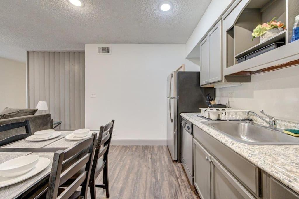 Lux Suite /King Bed /Free Parking/Pool/First Floor Houston Buitenkant foto
