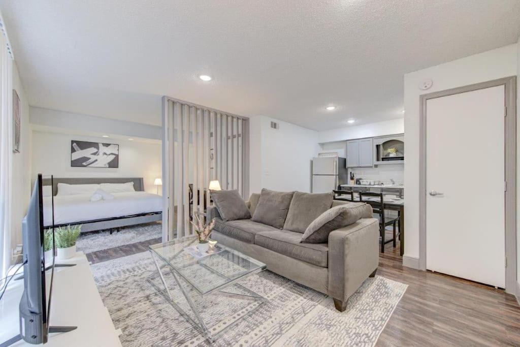 Lux Suite /King Bed /Free Parking/Pool/First Floor Houston Buitenkant foto