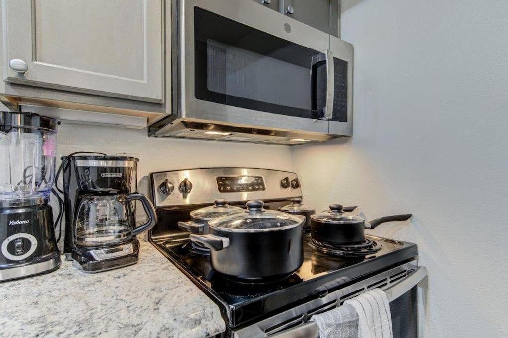 Lux Suite /King Bed /Free Parking/Pool/First Floor Houston Buitenkant foto