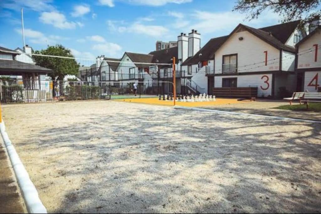 Lux Suite /King Bed /Free Parking/Pool/First Floor Houston Buitenkant foto